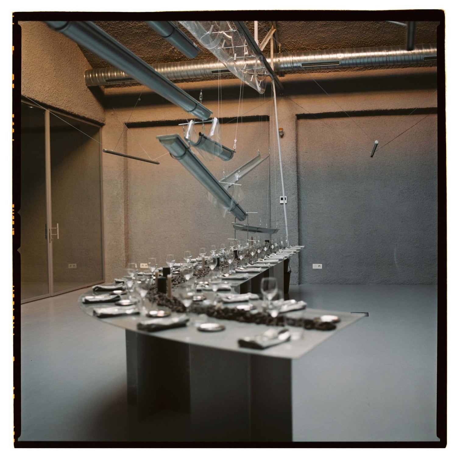 Fondo. Todos los derechos reservados. Stainless steel table