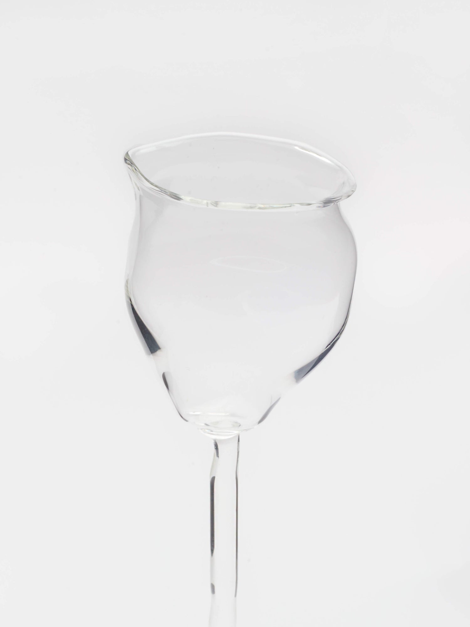 Fondo. All rights reserved. Wine glasses x Vivian Alarcón