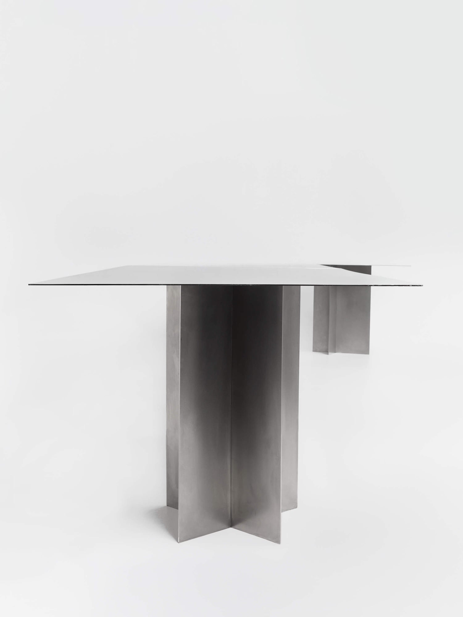 Fondo. Todos los derechos reservados. Stainless steel table