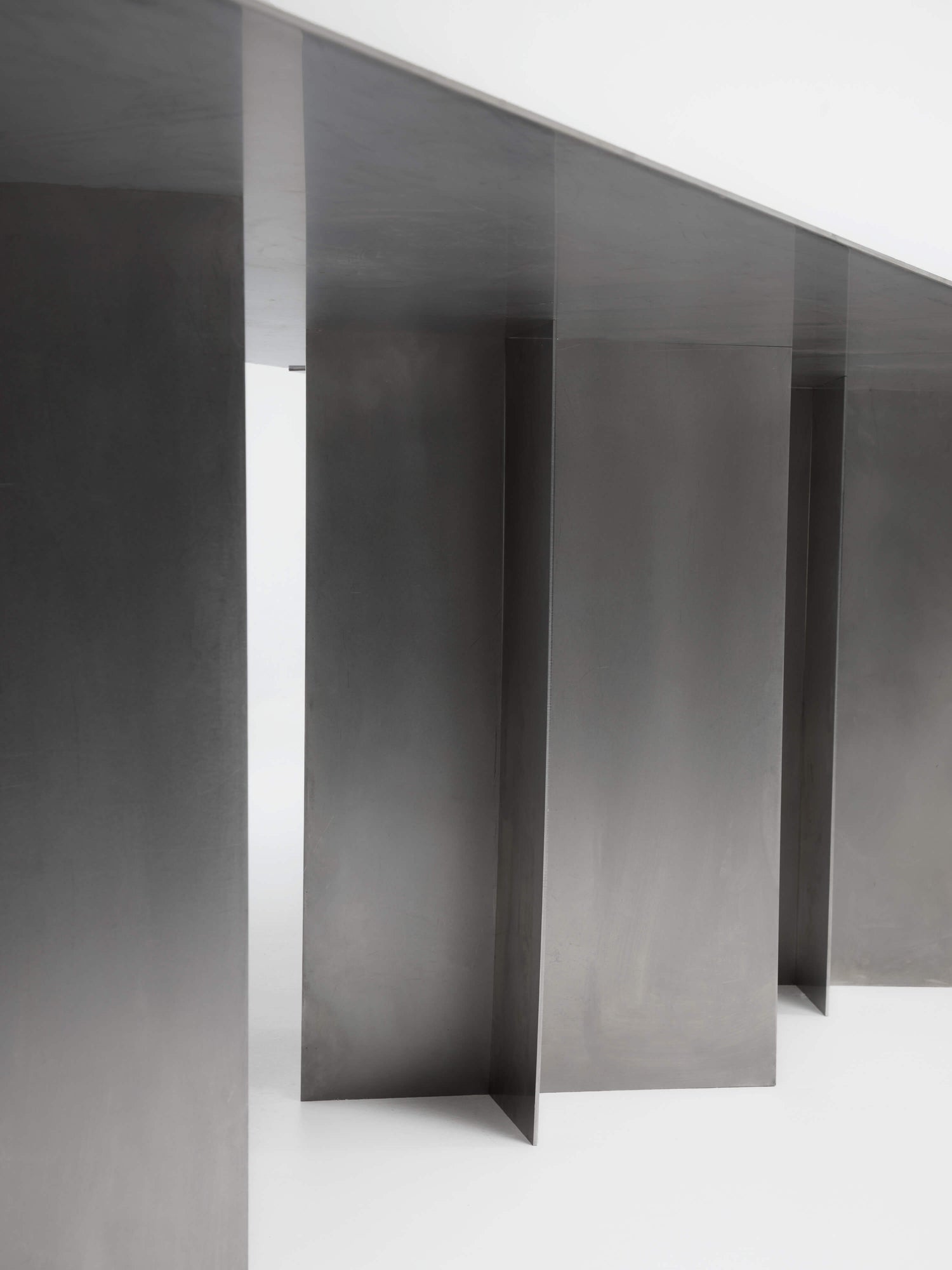 Fondo. Todos los derechos reservados. Stainless steel table