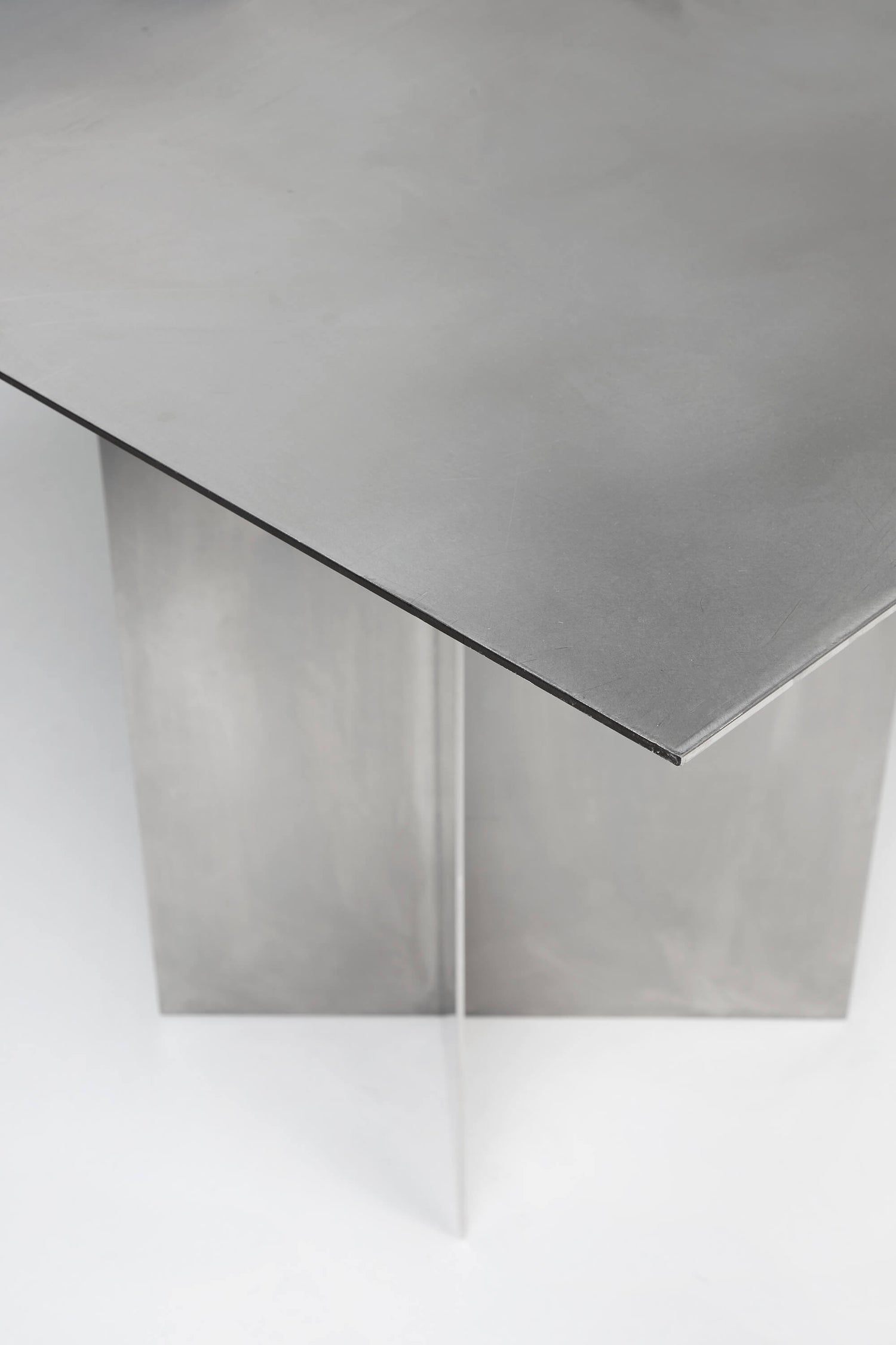 Fondo. Todos los derechos reservados. Stainless steel table