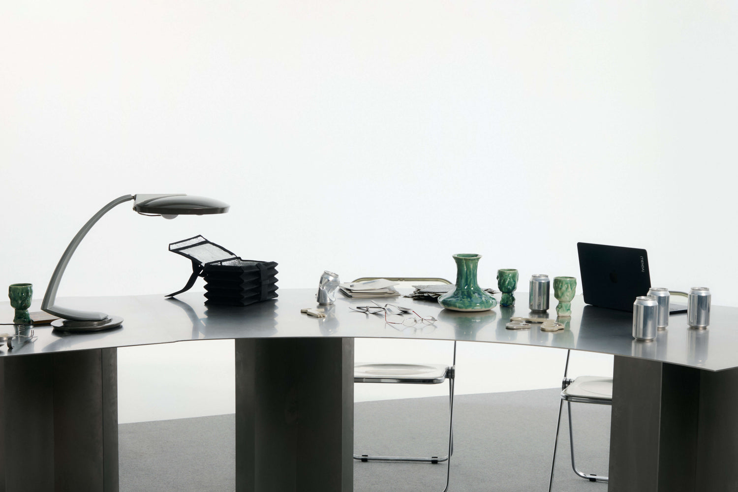 Fondo. Todos los derechos reservados. Stainless steel table